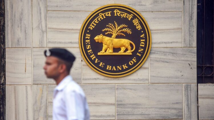 RBI ने बैंकिंग सिस्टम में डाले ₹50,000 करोड़, बैंकों से बड़ी मात्रा में कैश निकलने की आशंका की वजह से लिया गया फैसला