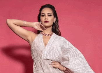 यूएई में फंसी एक्ट्रेस ईशा गुप्ता सुरक्षित भारत लौटीं:कहा- हालात मुश्किल थे, भगवान की कृपा से हम सेफ रहे