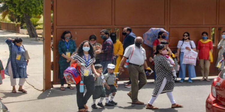 लंबे बाल रखने पर टीचर ने स्टूडेंट का मुंडवाया सिर, गार्जियन का हंगामा, कहा- मानी थी मन्नत, लौटाए जाएं कटे हुए बाल