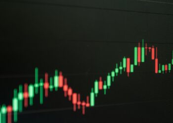 मिडिल ईस्ट से आई बड़ी खबर और 20 मिनट में सेंसेक्स 900 अंक उछला! निवेशक रह गए हैरान