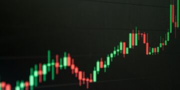 मिडिल ईस्ट से आई बड़ी खबर और 20 मिनट में सेंसेक्स 900 अंक उछला! निवेशक रह गए हैरान