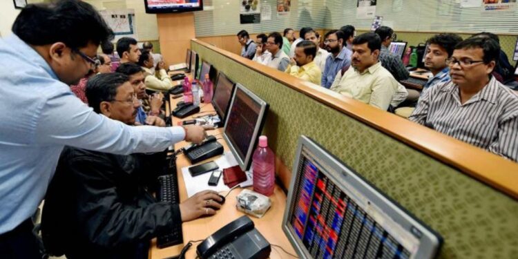 Stock Market Highlights: शेयर बाजार में नहीं थम रही गिरावट, सेंसेक्स 829 और निफ्टी 228 अंक टूटा
