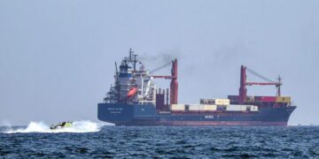 संकट के बीच निर्यातकों की मदद के लिए बीमा सहायता उपलब्ध कराएगी सरकार, हालात पर पैनी नजर