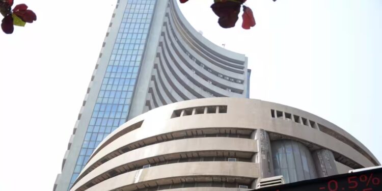 हफ्ते के आखिरी दिन बाजार में जोरदार उछाल! सेंसेक्स 900 अंक चढ़ा, निफ्टी 23,300 के करीब