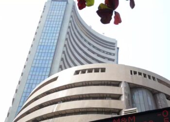 शेयर बाजार में लौटी हरियाली! सेंसेक्स 900 अंक ऊपर बंद, निफ्टी में 1.2% की मजबूत बढ़त