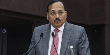 ‘आधी रात को ये सब पिटिशन ड्राफ्ट करते हो क्या? वकील नहीं होते तो जुर्माना लगाता’, शराब से जुड़ी PIL पर भड़के CJI