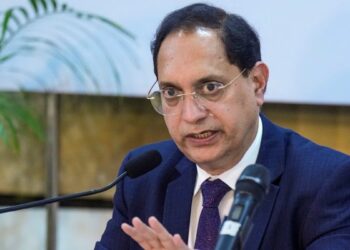 घरेलू शेयर बाजार में भारी गिरावट, सेबी चीफ ने की निवेशकों से धैर्य बनाए रखने की अपील