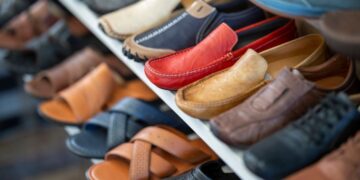 ‘एक रुपये में जूते’ का ऑफर, कई जिलों से पहुंच गए लोग; पुलिस को करना पड़ा लाठीचार्ज