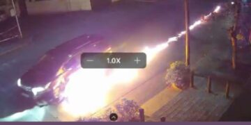 बाइक को टक्कर मारने के बाद घसीट ले गई कार, दोनों गाड़ियों में लगी आग; सामने आया VIDEO