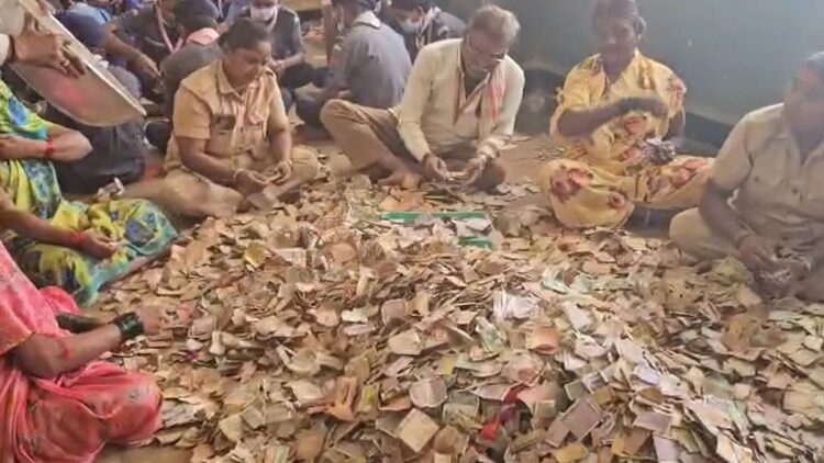 बाप रे इतना पैसा! मंदिर के चढ़ावे में मिला करोड़ों का दान, हुआ रिकॉर्ड कलेक्शन; नोट गिनते-गिनते थक गए लोग