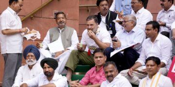 संसद की सीढ़ियों पर चाय-बिस्किट खाने पर घिरे राहुल गांधी, पूर्व सैनिकों ने की माफी की मांग