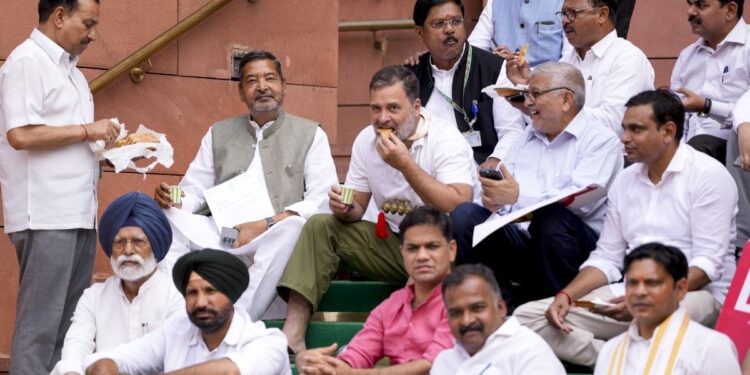 संसद की सीढ़ियों पर चाय-बिस्किट खाने पर घिरे राहुल गांधी, पूर्व सैनिकों ने की माफी की मांग