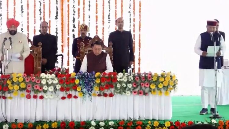 उत्तराखंड की धामी सरकार ने किया कैबिनेट विस्तार, 5 विधायकों ने ली मंत्री पद की शपथ