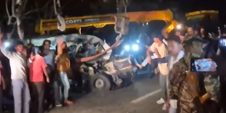 मरीज को ले जा रही एम्बुलेंस में ट्रक ने मारी टक्कर, 7 लोगों की दर्दनाक मौत