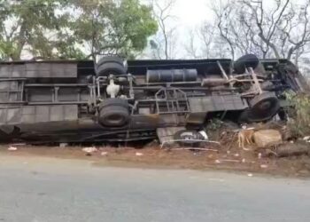 ओडिशा में पर्यटकों को ले जा रही बस पलटने से 5 की मौत, 40 लोग घायल; कई बस के नीचे दबे