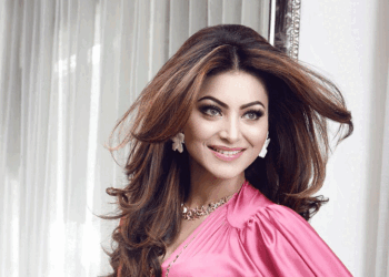 मिडिल ईस्ट तनाव के बीच कुवैत से भारत लौटीं उर्वशी:फ्लाइट में बैठते ही घबराईं, आंखों में आए आंसू; सुरक्षित भारत पहुंचकर फैंस को दिया अपडेट