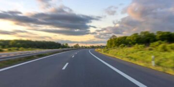 इंदौर-हैदरबाद कॉरिडोर: पहाड़ों को चीरकर बनाया जा रहा राष्ट्रीय राजमार्ग, आसान होगा सफर