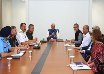 मिडिल ईस्ट युद्ध के बीच राजनाथ सिंह ने की हाई लेवल मीटिंग, तीनों सेनाओं के प्रमुख भी रहे मौजूद