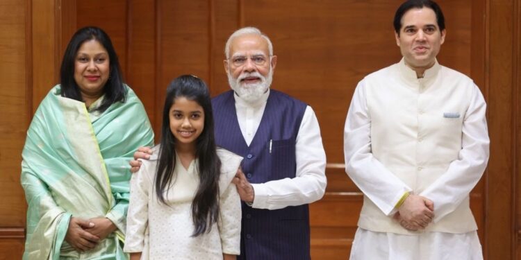 PM मोदी से मिले वरुण गांधी, परिवार भी रहा मौजूद, सामने आई तस्वीर