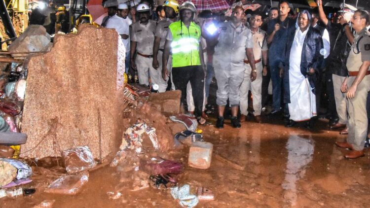 बेंगलुरु में दीवार गिरने से बड़ा हादसा, 7 लोगों की मौत, घायलों से मिले सीएम सिद्धारमैया; मुआवजे का ऐलान