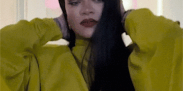 मुंबई में फेंटी ब्यूटी के इवेंट में शामिल हुईं रिहाना:सिंगर ने हिंदी में कहा शुक्रिया, ईशा अंबानी के साथ तस्वीर क्लिक करवाई