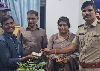 ऑटो में सोने के गहने और कैश भूल गई थी महिला, फिर सिर्फ एक घंटे के अंदर यूं मिला सामान