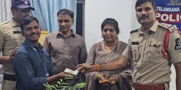 ऑटो में सोने के गहने और कैश भूल गई थी महिला, फिर सिर्फ एक घंटे के अंदर यूं मिला सामान