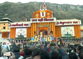 विधि-विधान के साथ खुले बद्रीनाथ धाम के कपाट, 25 क्विंटल फूलों से सजाया गया मंदिर