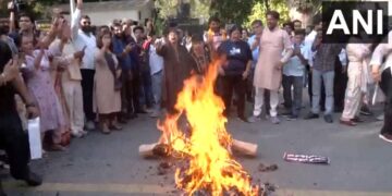 राहुल गांधी के घर के बाहर BJP का जोरदार प्रदर्शन, पुतला भी जलाया; CM रेखा गुप्ता समेत कई बड़े नेता शामिल