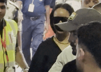 सिंगर रिहाना दूसरी बार भारत पहुंचीं:एयरपोर्ट पर पैपराजी को फ्लाइंग किस दी, 2024 में अनंत अंबानी की शादी में परफॉर्म किया था