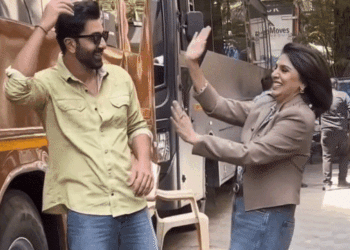 बीच सड़क पर नीतू कपूर और रणबीर ने किया डांस:साथ में पोज भी दिए, मां ने बेटे को गले लगाकर किया किस