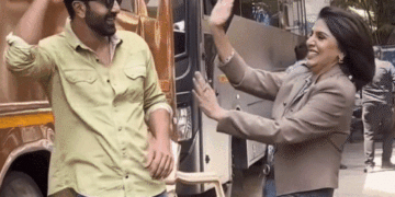 बीच सड़क पर नीतू कपूर और रणबीर ने किया डांस:साथ में पोज भी दिए, मां ने बेटे को गले लगाकर किया किस