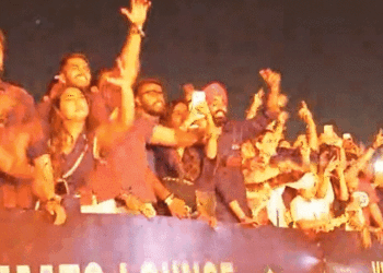 सिंगर करण औजला बोले-आज बहुत मजा आ रहा है:जयपुर में फैंस ने बनवाए चेहरे पर टैटू, कॉन्सर्ट में परमिश वर्मा की होगी स्पेशल एंट्री