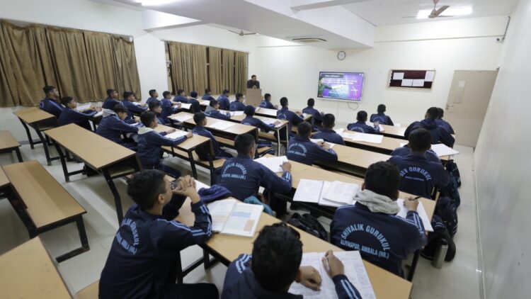 Dev Gurukul: शिक्षा का नया आयाम! अब IITians, डॉक्टर्स और आर्मी ऑफिसर खुद तराशेंगे आपके बच्चे का भविष्य