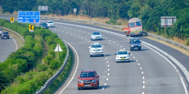 उत्तर प्रदेश में सड़कों का महा-जाल! योगी सरकार के इन 5 सबसे बड़े एक्सप्रेसवे ने बदल दी प्रदेश की तस्वीर