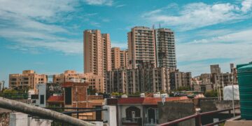 यूपी में घर खरीदने वालों के लिए बड़ी राहत! UP RERA ने फ्लैट ट्रांसफर फीस पर लगाई सीमा, अब बिल्डर नहीं वसूल पाएंगे मनमानी पैसा