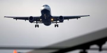 फ्लाइट के अंदर बैठे यात्री अचानक से लगे रोने और चिल्लाने, कुछ ने की भगवान से प्रार्थना, जानिए पूरा मामला