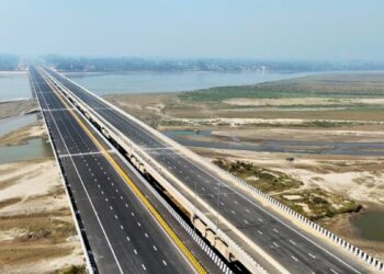 इंतजार की घड़ी खत्म! गंगा एक्सप्रेसवे पर आज से फर्राटा भरेंगी गाड़ियां, हाई-टेक सुविधाओं से लैस देश का सबसे लंबा ग्रीनफील्ड एक्सप्रेसवे