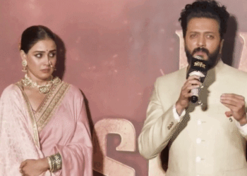 ट्रेलर लॉन्च के दौरान रितेश देशमुख भावुक हुए:पिता की याद से छलका दर्द, पति को इमोशनल देख जेनेलिया की भी आंखें भर आईं