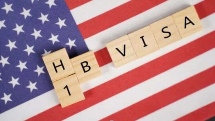 अटक सकता है अमेरिका जाने का सपना! H-1B वीजा को लेकर ट्रंप सरकार उठा सकती है ये बड़ा कदम, लाखों भारतीयों की बढ़ी चिंता