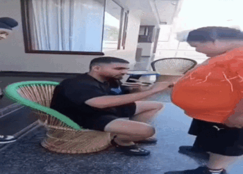 पंजाबी सिंगर ने फैन के पेट पर दिया ऑटोग्राफ:बोला-मैं इसे शीशे में जड़वाकर रखूंगा, आपको फोटो भी भेजूंगा