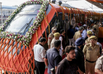 जम्मू तवी से श्रीनगर के बीच शुरू हुई वंदे भारत एक्सप्रेस, रेल मंत्री अश्विनी वैष्णव ने ट्रेन को हरी झंडी दिखाकर किया रवाना