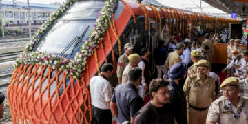 जम्मू तवी से श्रीनगर के बीच शुरू हुई वंदे भारत एक्सप्रेस, रेल मंत्री अश्विनी वैष्णव ने ट्रेन को हरी झंडी दिखाकर किया रवाना