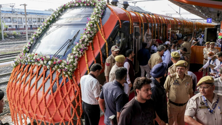 जम्मू तवी से श्रीनगर के बीच शुरू हुई वंदे भारत एक्सप्रेस, रेल मंत्री अश्विनी वैष्णव ने ट्रेन को हरी झंडी दिखाकर किया रवाना