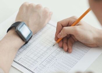 एग्जाम सेंटर पर अभ्यर्थी का जनेऊ उतरवाने के मामले में एक्शन, 3 कर्मचारी सस्पेंड; पढ़ें पूरा मामला