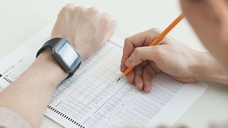 एग्जाम सेंटर पर अभ्यर्थी का जनेऊ उतरवाने के मामले में एक्शन, 3 कर्मचारी सस्पेंड; पढ़ें पूरा मामला