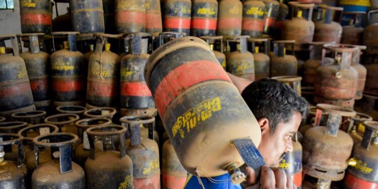 प्रवासी मजदूरों के लिए दोगुना हुआ 5 KG वाले एलपीजी सिलेंडर का दैनिक कोटा, सोमवार को बिके 1.06 लाख सिलेंडर