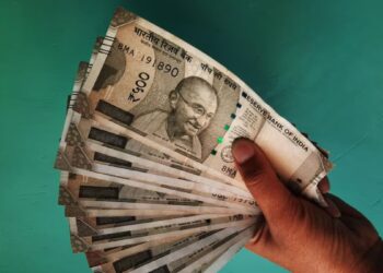 बैंक कर्मचारियों की बढ़ने वाली है सैलरी, वित्त मंत्रालय ने वेतन संशोधन प्रक्रिया पूरा करने के दिए आदेश