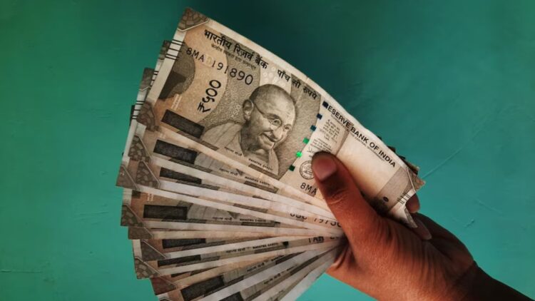 बैंक कर्मचारियों की बढ़ने वाली है सैलरी, वित्त मंत्रालय ने वेतन संशोधन प्रक्रिया पूरा करने के दिए आदेश