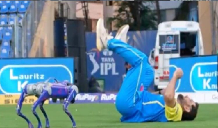 'चंपक' Robot के साथ मस्ती करते नजर आए एमएस धोनी, मैदान पर दोनों ने की एक्सरसाइज- Video